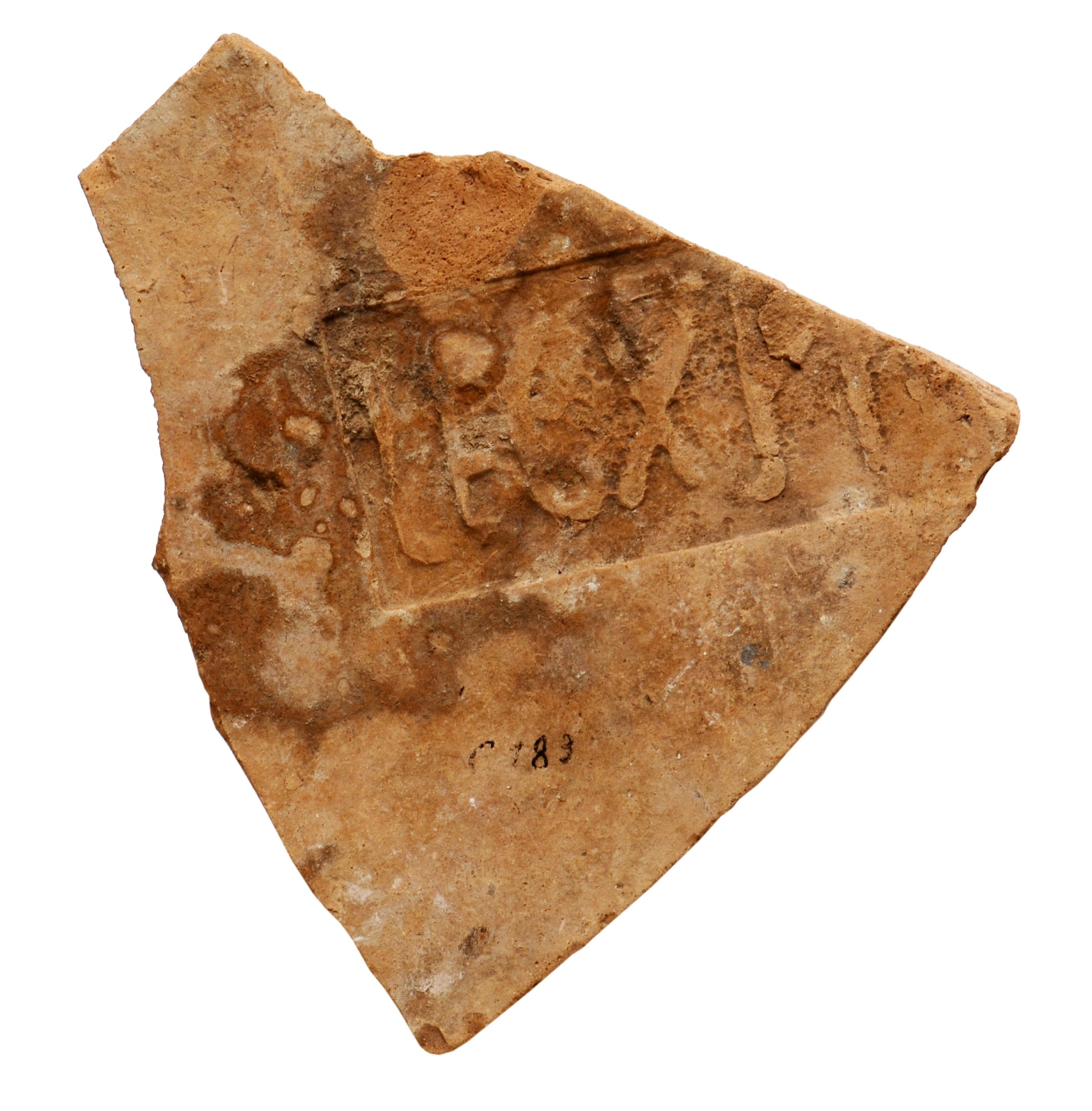 Fragment eines Dachziegels der 10. Legion aus Judaea mit Legende (Archäologisches Museum der WWU Münster CC BY-NC-SA)