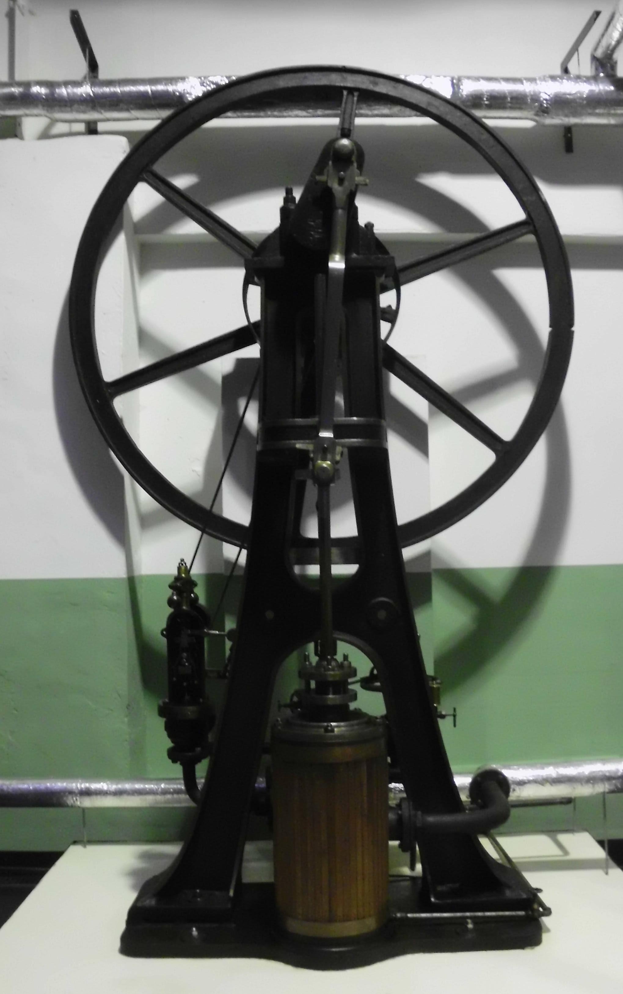 Dampfmaschine, stehende Einzylinder Bockdampfmaschine (DampfLand Leute - Museum Eslohe CC BY-NC-SA)
