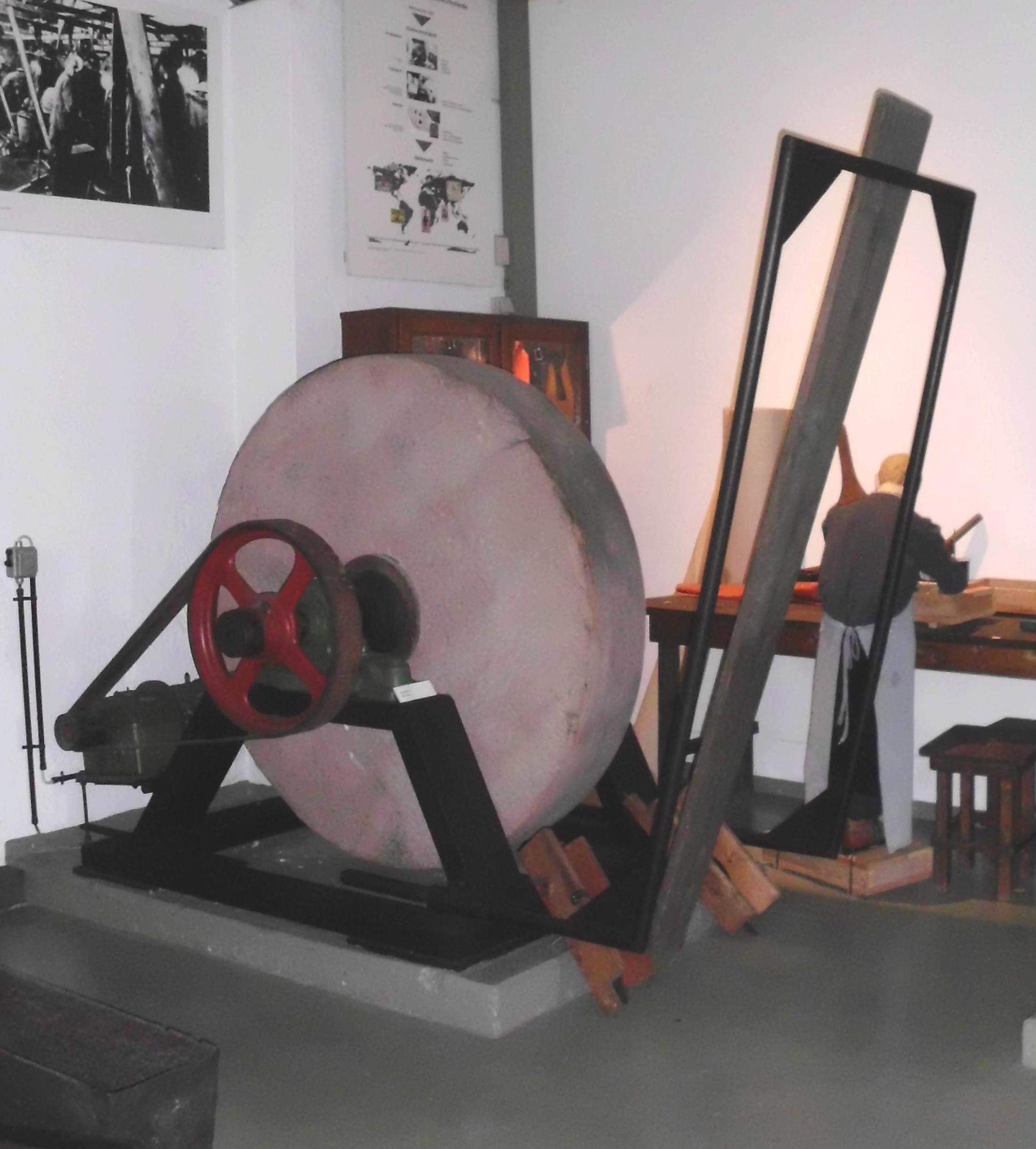 Schleifstein mit Elektroantrieb (DampfLand Leute - Museum Eslohe CC BY-NC-SA)