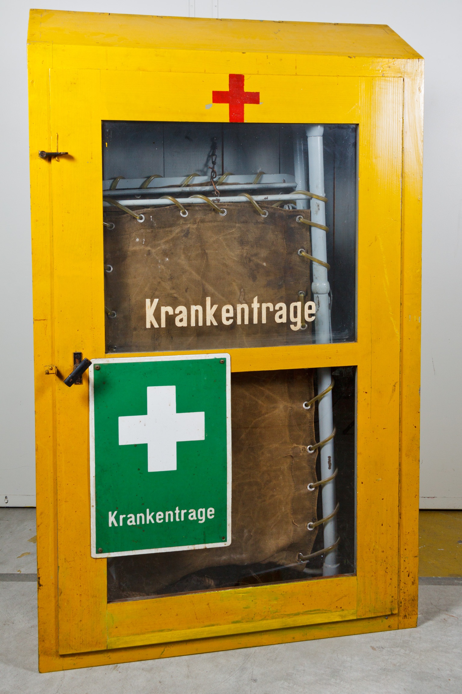 Krankentrageschrank (DASA Arbeitswelt Ausstellung, Dortmund CC BY-NC-SA)
