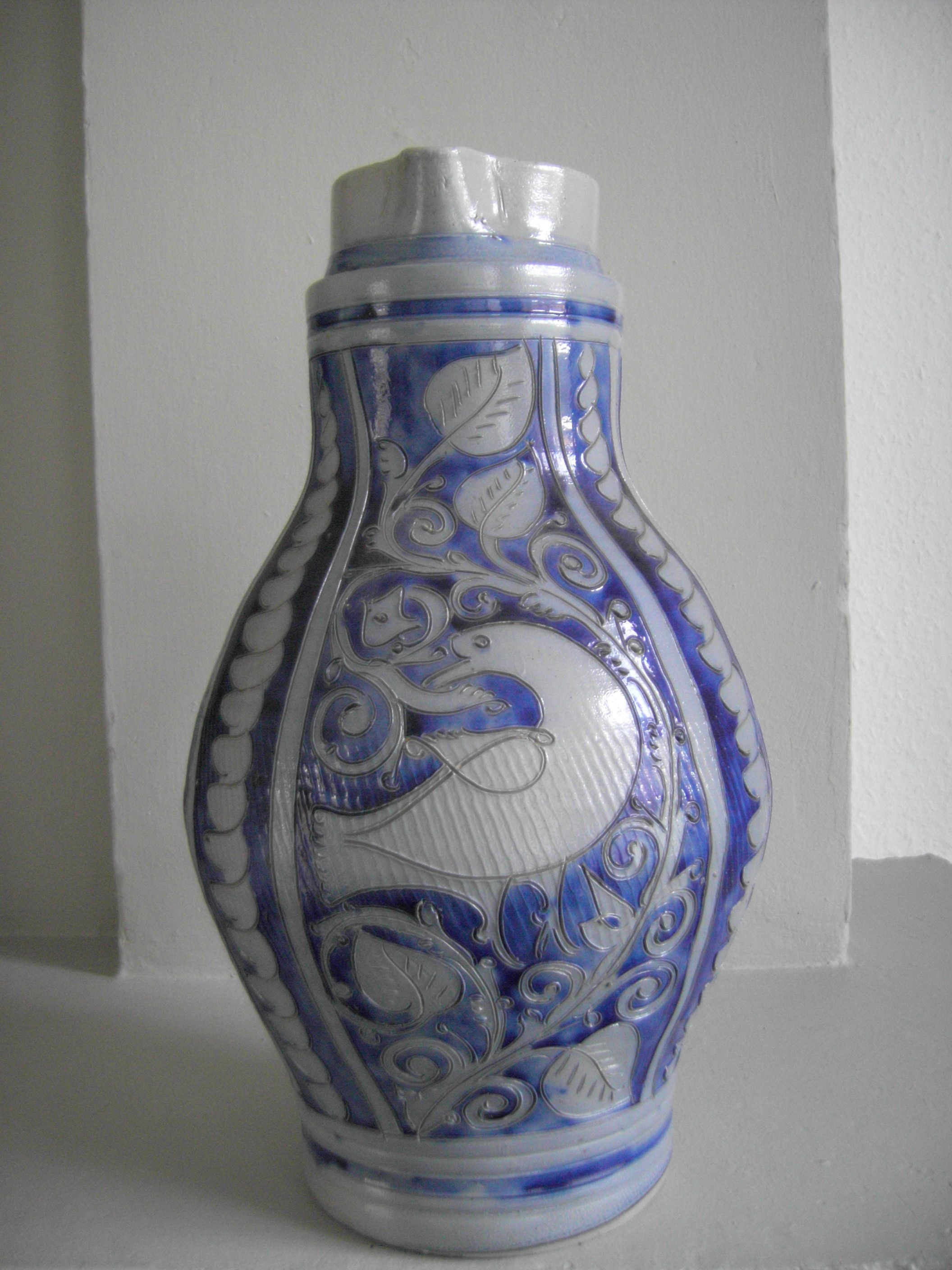 Krug mit Ritzdekor und blauer Glasur (Hamaland-Museum Kreismuseum Borken CC BY-NC-SA)