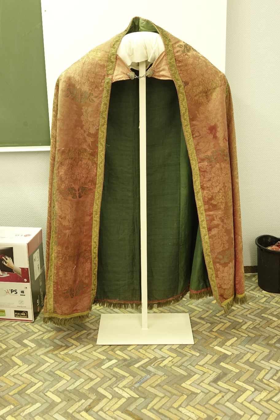 Chormantel aus rotem Brokatstoff (Hamaland-Museum Kreismuseum Borken CC BY-NC-SA)