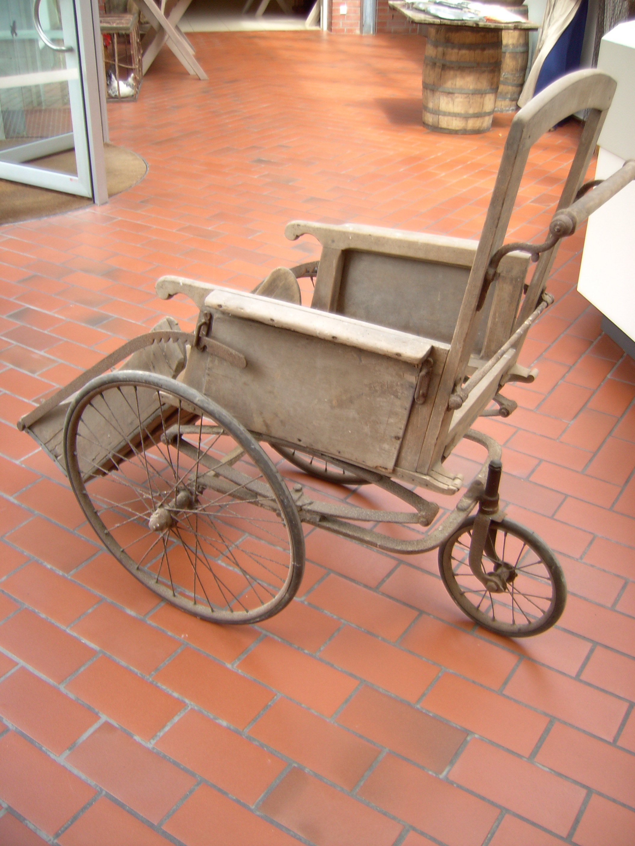 Rollstuhl aus Holz (Hamaland-Museum Kreismuseum Borken CC BY-NC-SA)