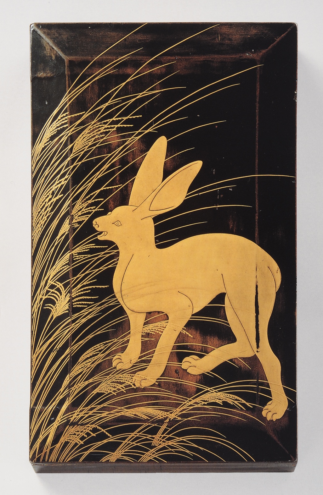 Schreibkasten mit Motiv eines Hasen im Susuki-Gras (Museum für Lackkunst CC BY-NC-SA)