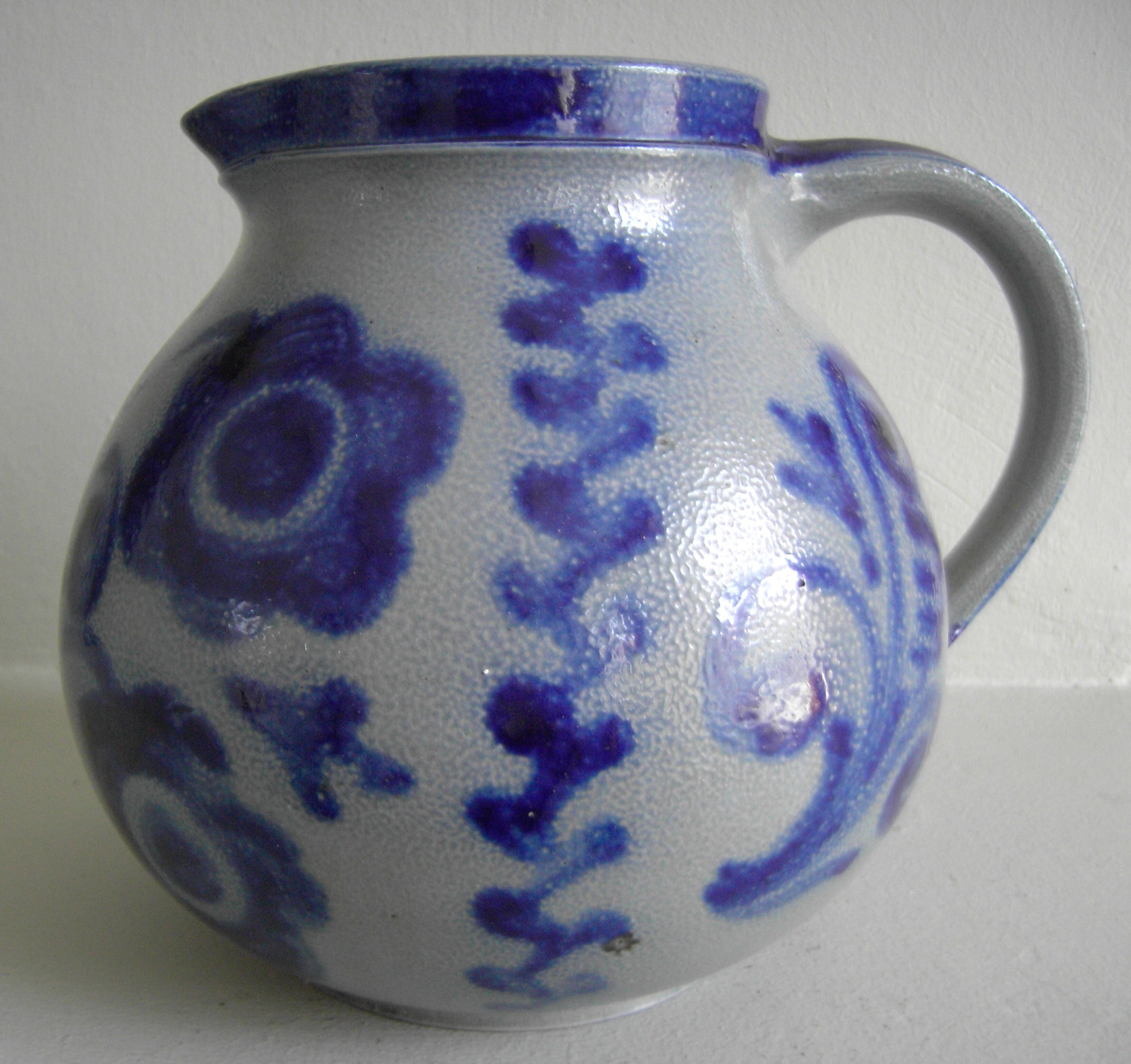 Milchkrug mit blauer Pinselmalerei (Hamaland-Museum Kreismuseum Borken CC BY-NC-SA)