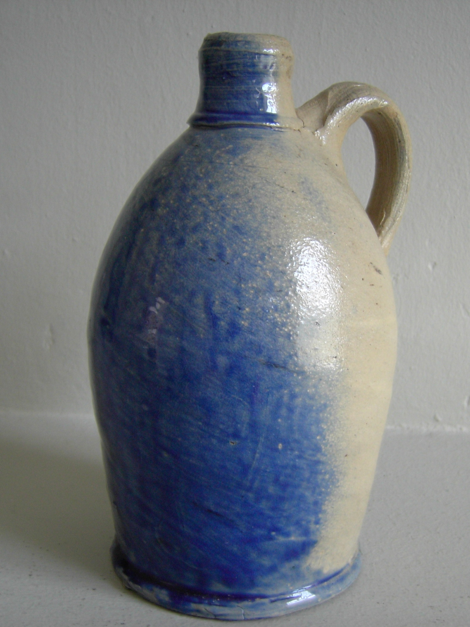 Krug mit blauer "Schürze" (Hamaland-Museum Kreismuseum Borken CC BY-NC-SA)