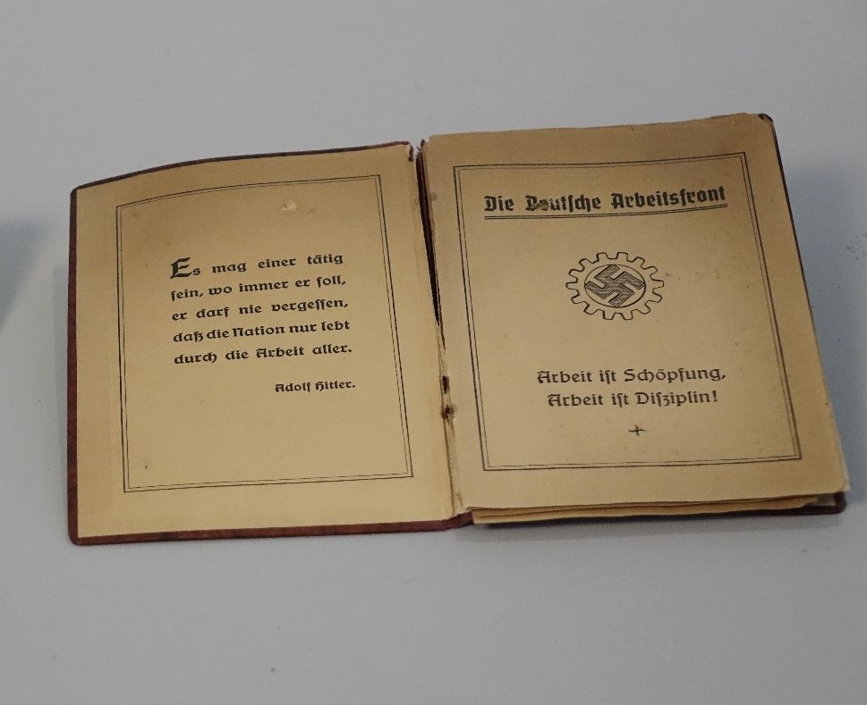 Arbeitsbuch "Die Deutsche Arbeitsfront" (Hamaland-Museum Kreismuseum Borken CC BY-NC-SA)
