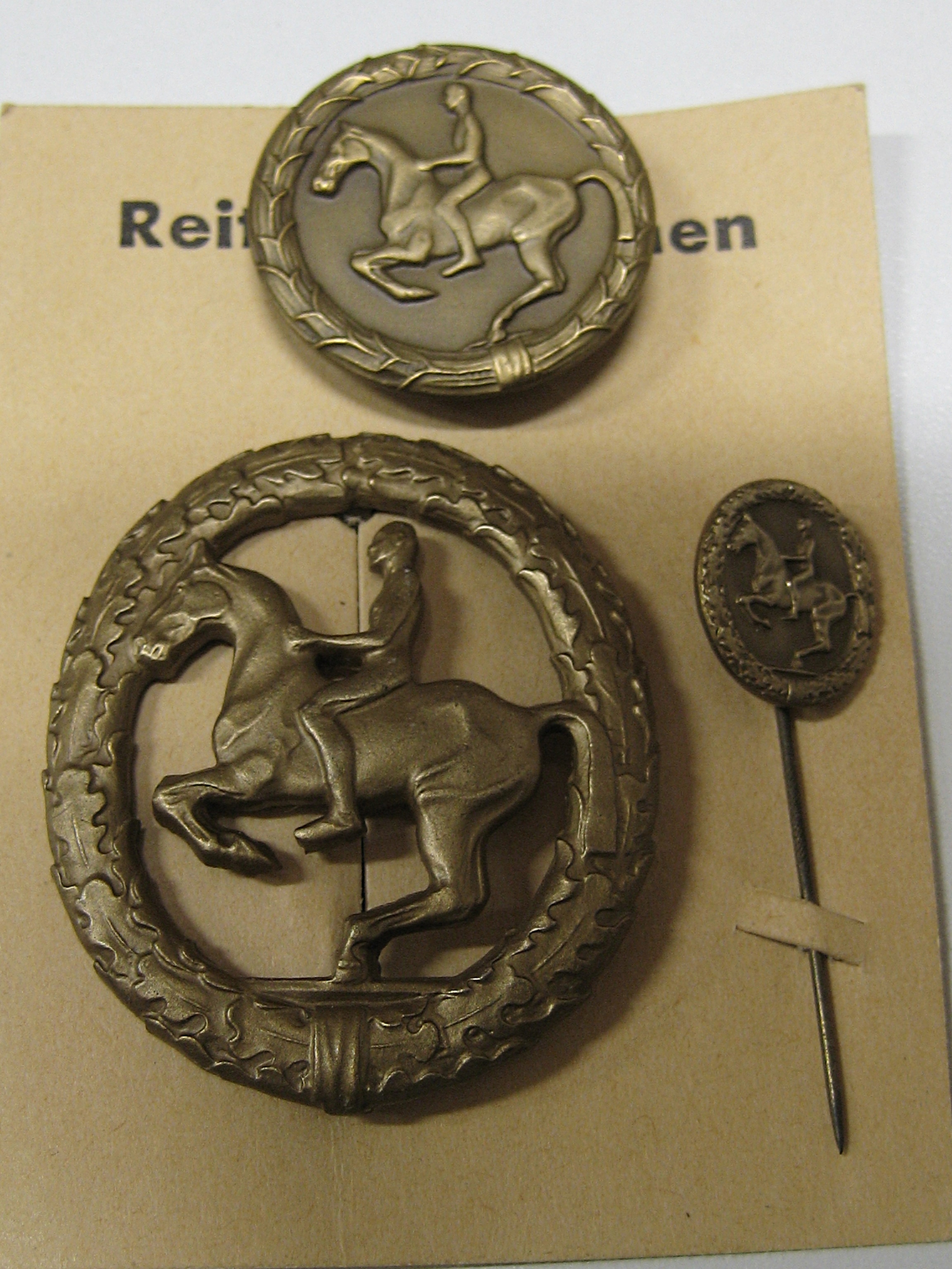 Brosche: Bronzenes Deutsches Reiterabzeichen (Westfälisches Pferdemuseum CC BY-NC-SA)
