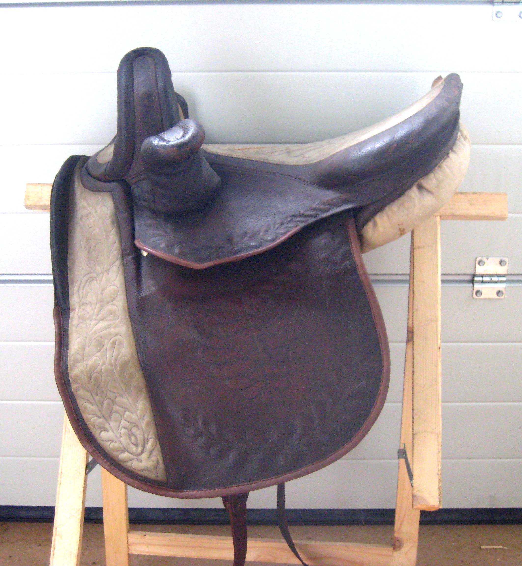 Sattel für Ritt im Seitsitz (Westfälisches Pferdemuseum CC BY-NC-SA)