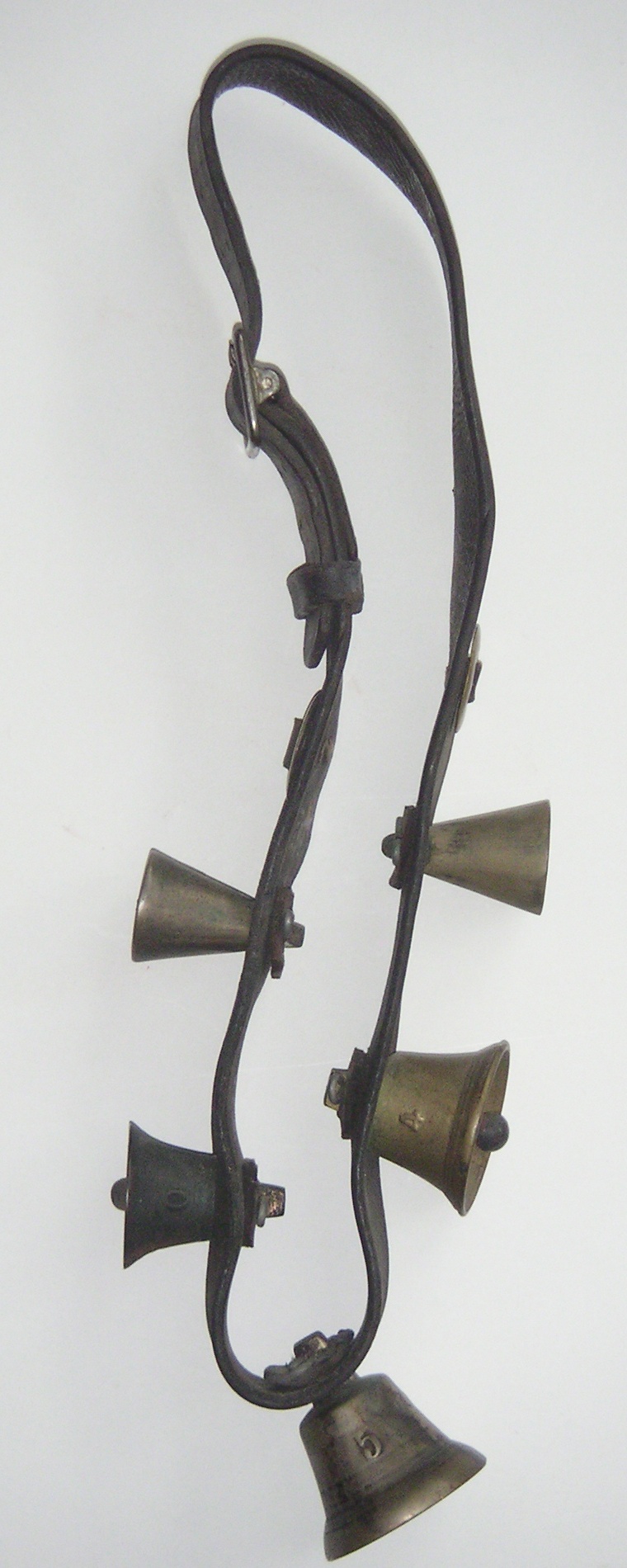 Schellenband mit fünf Glocken (Westfälisches Pferdemuseum CC BY-NC-SA)