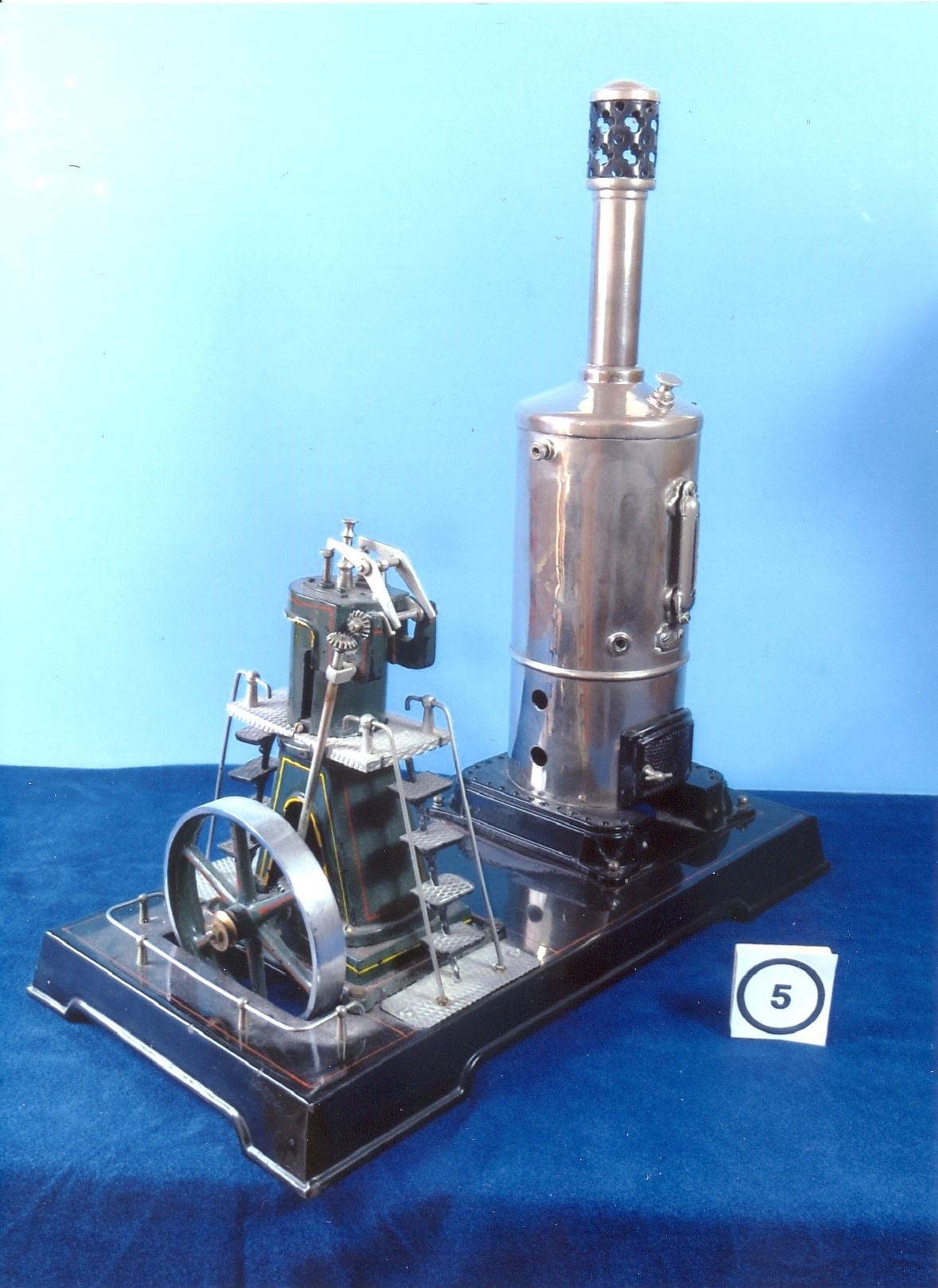 Modell einer stehenden Dampfmaschine (DampfLandLeute - Museum Eslohe CC BY-NC-SA)