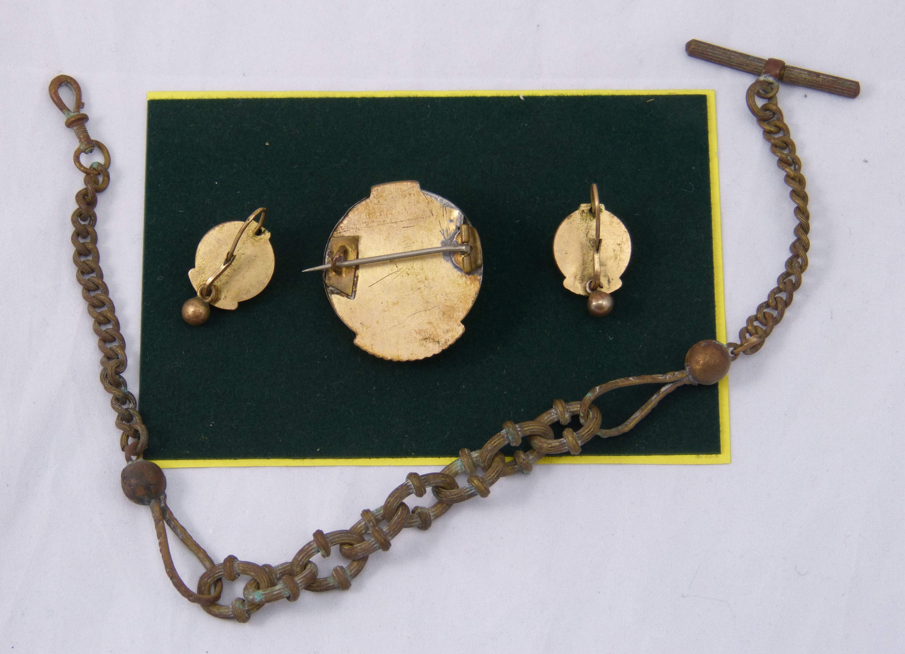 Uhrenkette, Brosche und Ohrringe (Städt. Hellweg-Museum Geseke CC BY-NC-SA)