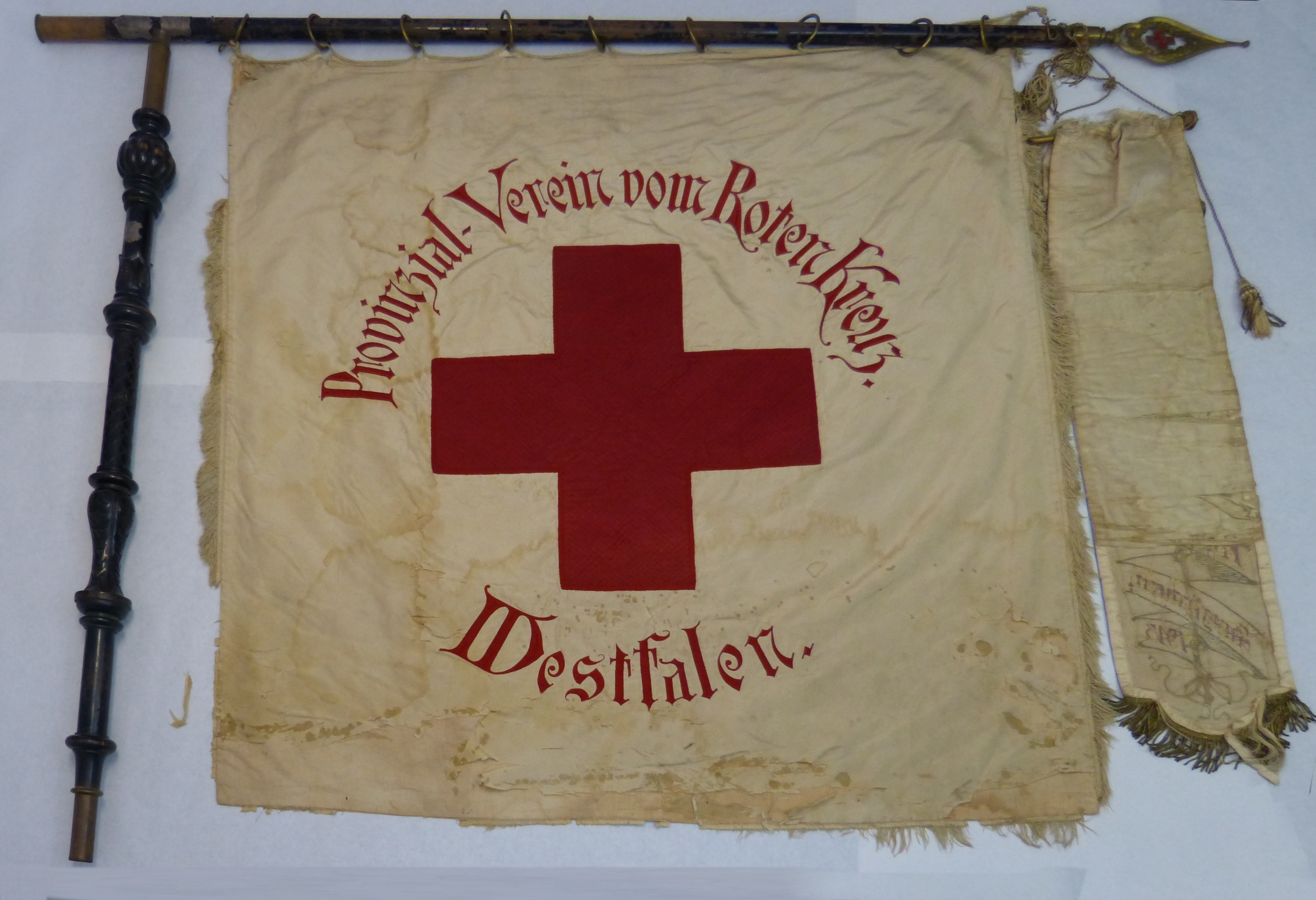 Fahne "Sanitäts-Kolonne vom Roten Kreuz. Geseke" (Städt. Hellweg-Museum Geseke CC BY-NC-SA)
