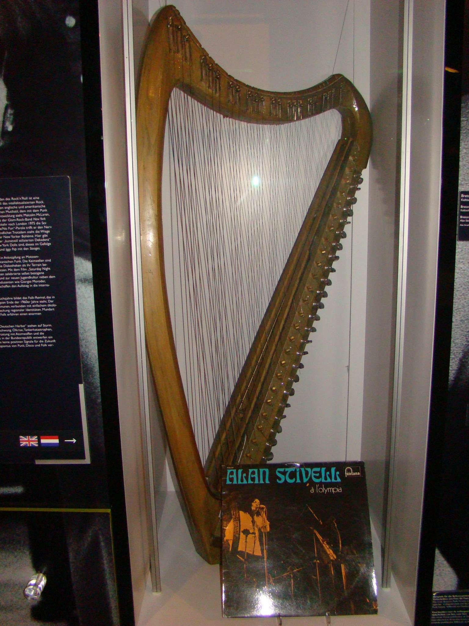 Harfe Alan Stivell (rock ’n’ popmuseum CC BY-NC-SA)