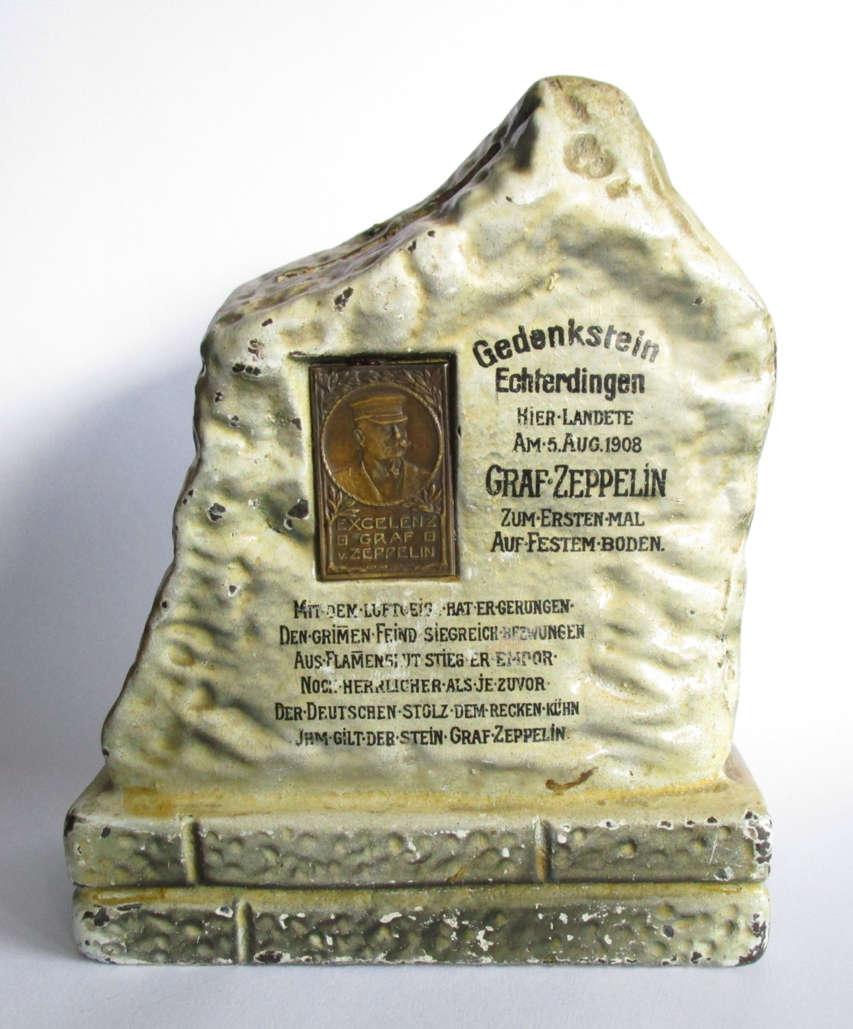 Märklin-Spardose in Form des Echterdinger Gedenksteins an das Unglück des LZ 4 am 5. August 1908 (M.-A. Trappe CC BY-NC-SA)