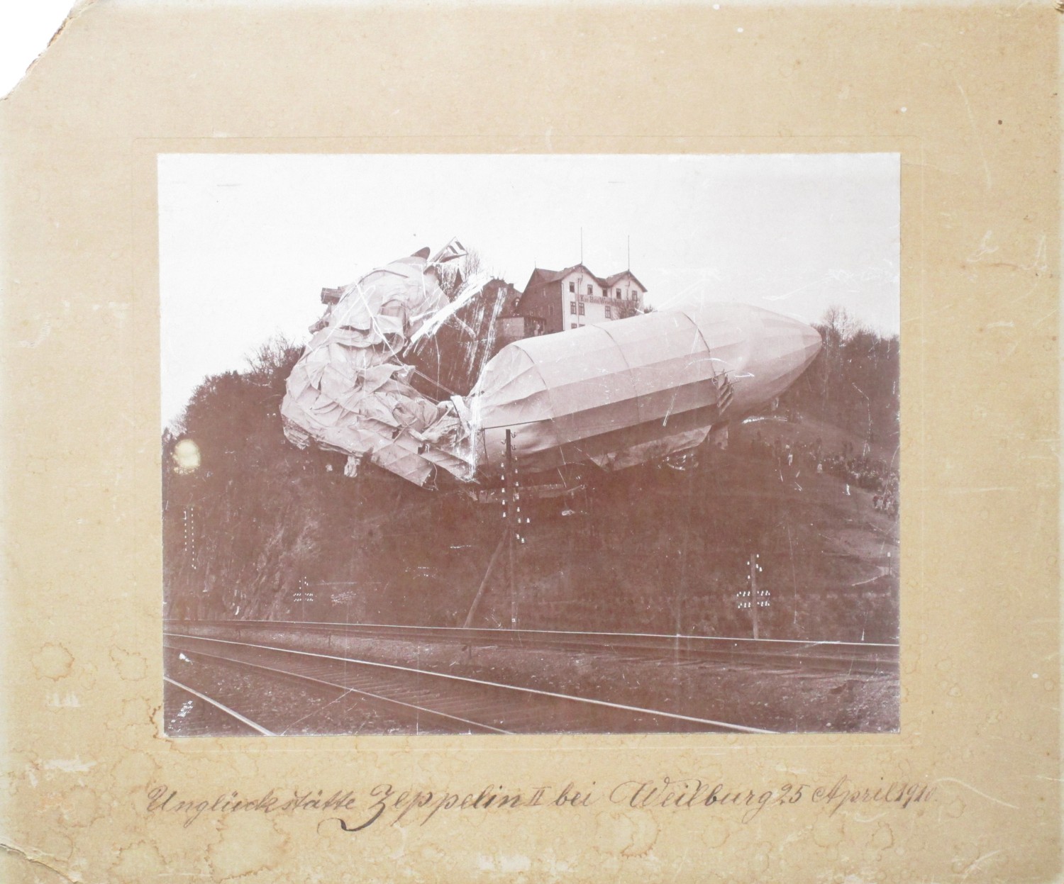 Der am Webersberg bei Weilburg gestrandete LZ 5 - Z II am 25. April 1910 (M.-A. Trappe CC BY-NC-SA)