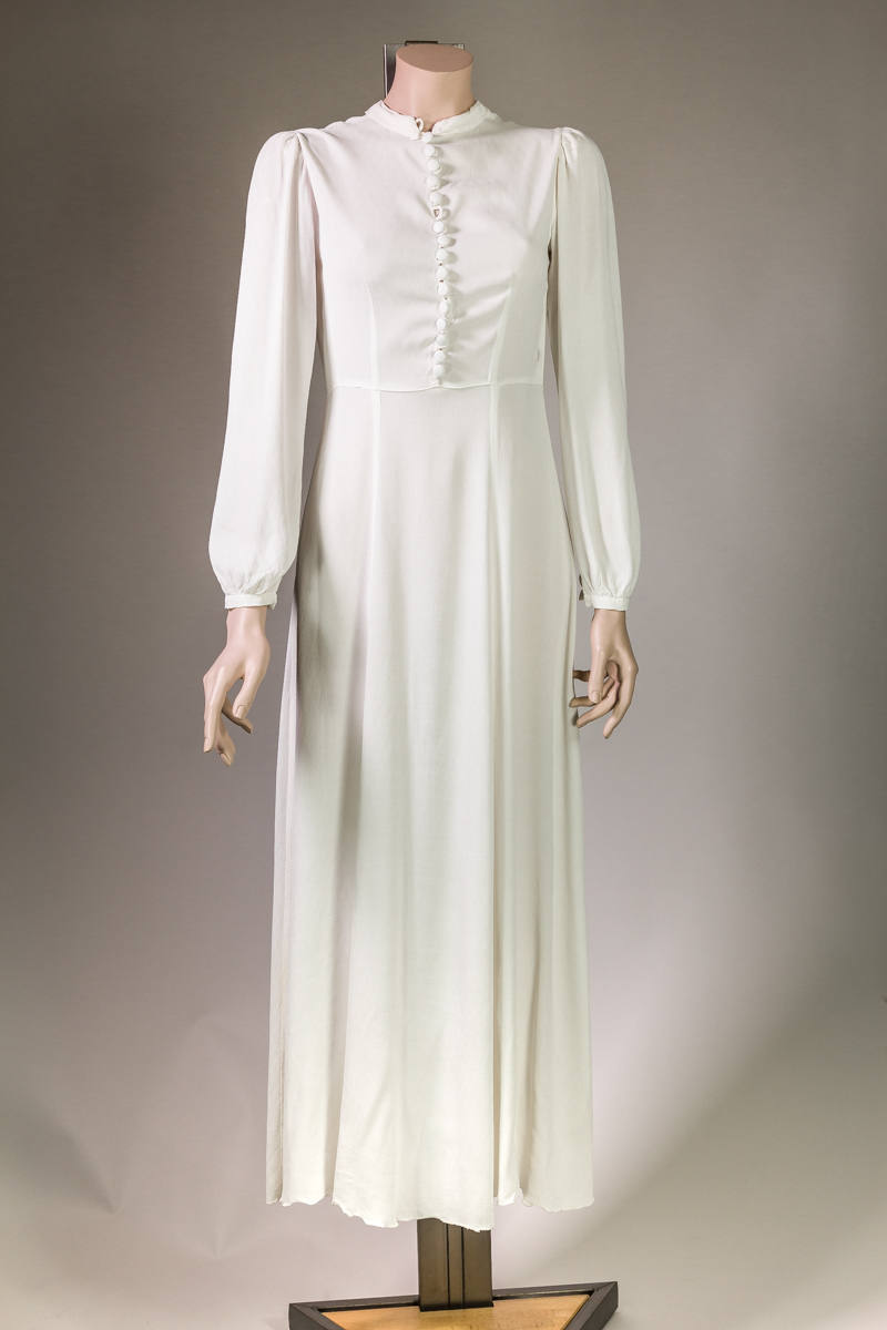 Weißes, seidenes Brautkleid von 1941 (Stadtmuseum Lippstadt RR-F)