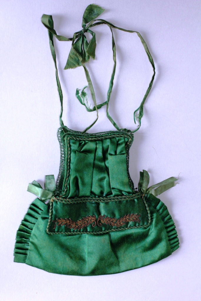 Tasche aus grünem Seidenstoff (Stadtmuseum Lippstadt CC BY-NC-SA)