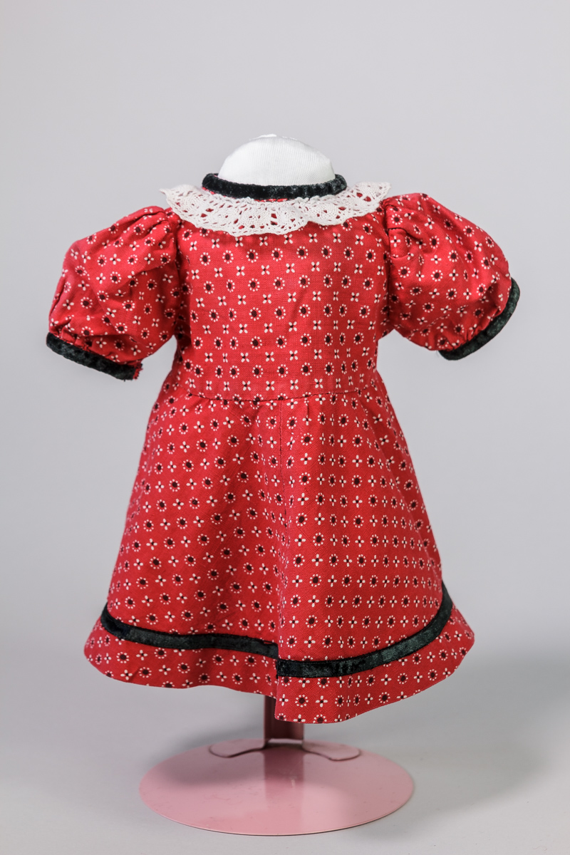 Rotes Puppenkleid mit Spitzenkragen und Samtverzierung (Stadtmuseum Lippstadt RR-F)