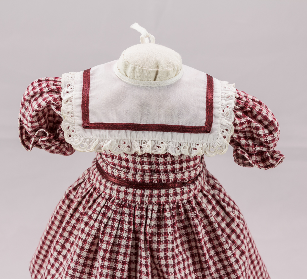 Puppenkragen zu dem karierten Puppenkleid (Inv. Nr. 6270) (Stadtmuseum Lippstadt RR-F)