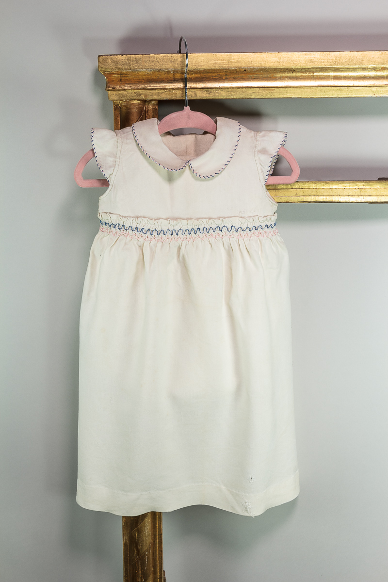Viscosekleidchen für ein Kleinkind mit Smogstickerei (Stadtmuseum Lippstadt RR-F)