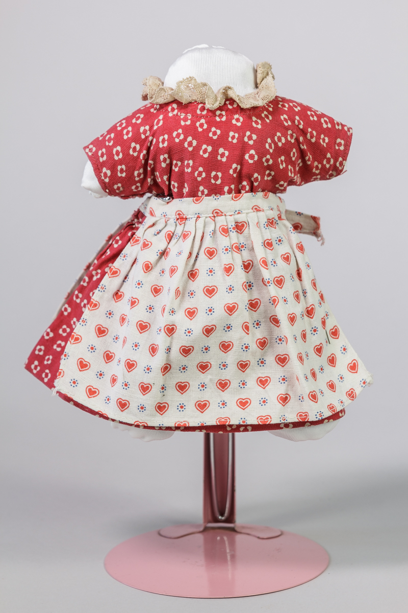 Puppenschürze mit Herzchendruck zu Kleid Nr. R1931/004a (Stadtmuseum Lippstadt RR-F)