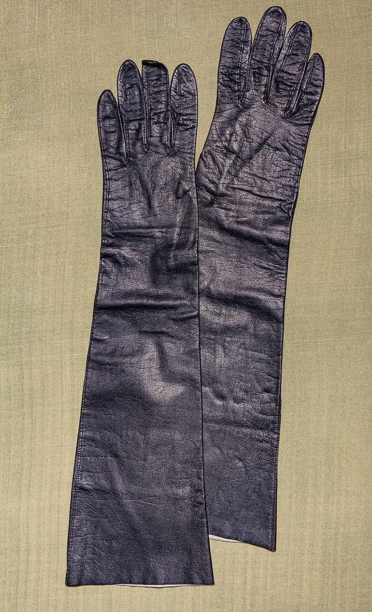 Lange Damenhandschuhe aus Leder (Stadtmuseum Lippstadt RR-F)
