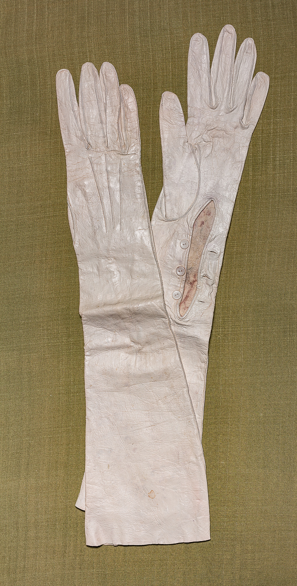 Lange Damenhandschuhe aus hellem Leder (Stadtmuseum Lippstadt RR-F)