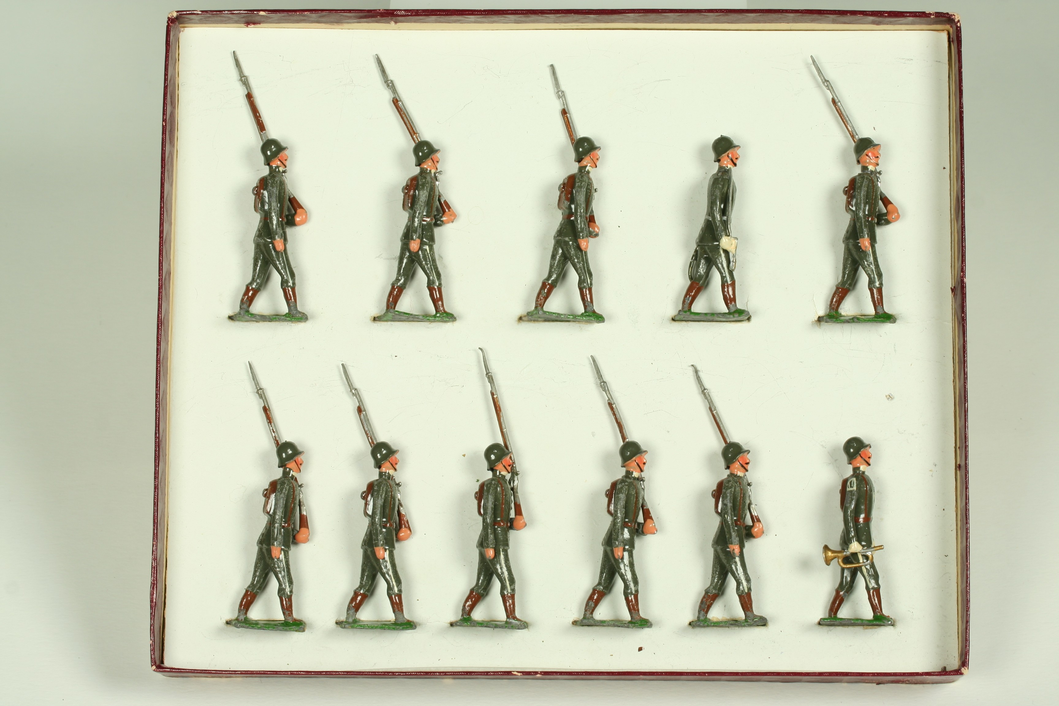 Schachtel mit 11 vollplastischen marschierenden Soldaten. (Museen Burg Altena CC BY-NC-SA)