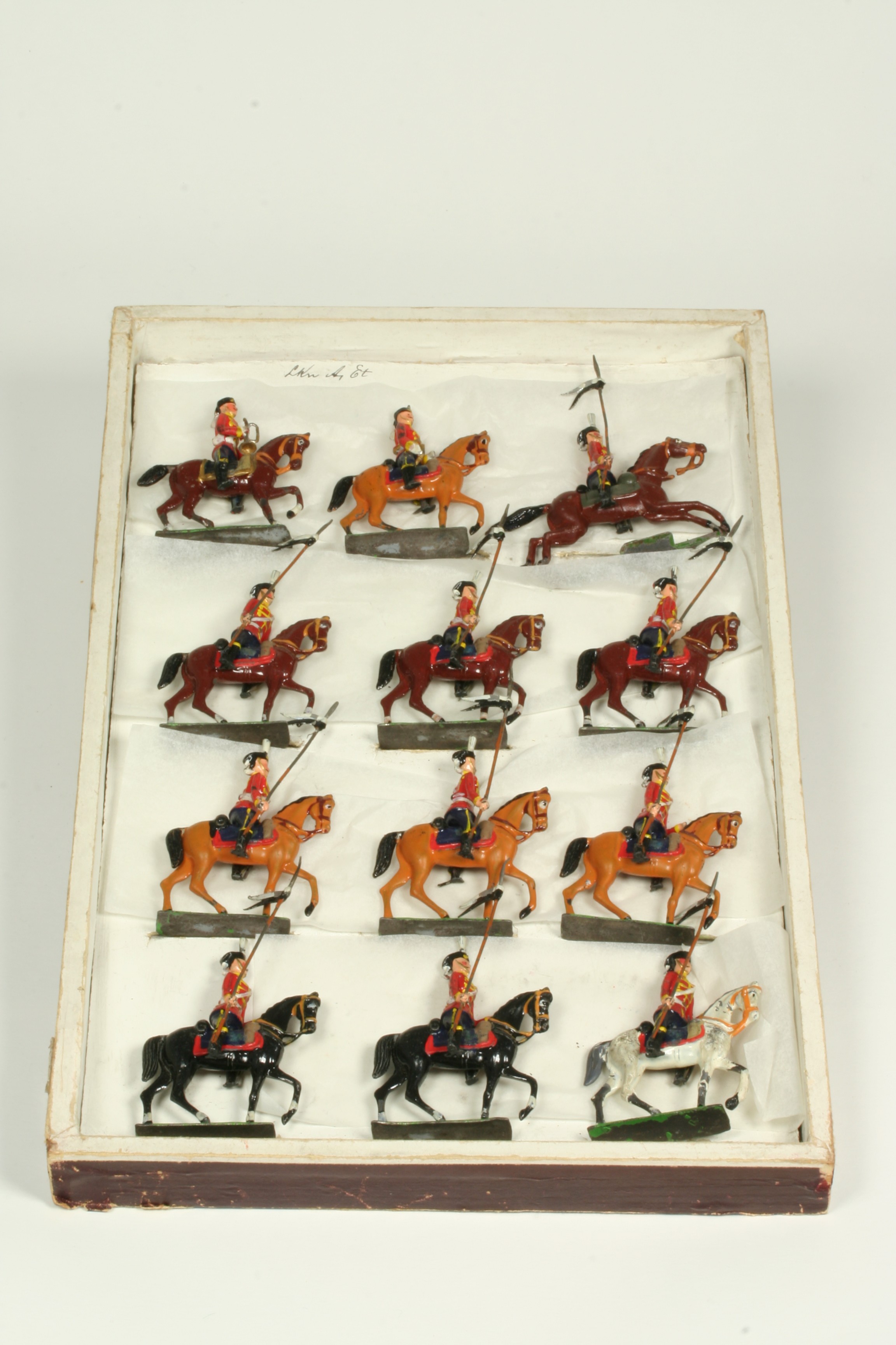 Schachtel mit 12 vollplastischen Blei- oder Zinnsoldaten im Originalkarton (Museen Burg Altena CC BY-NC-SA)