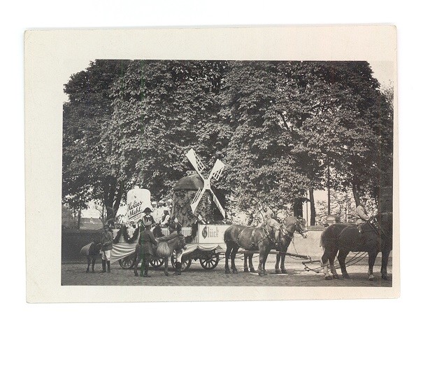 Fotografie mit Festwagen der Mühle Bremme, 1927 (Hellweg-Museum Unna CC BY-NC-SA)