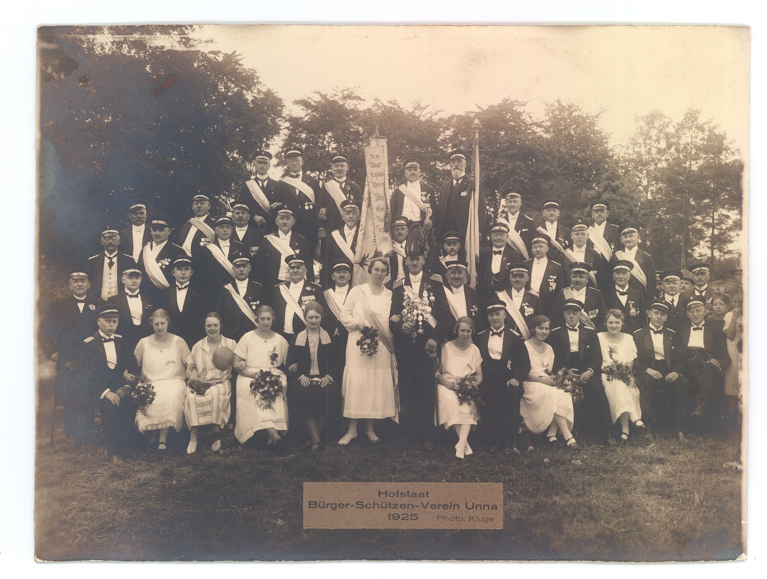 Gruppenfoto & Fotografie mit Hofstaat des Bürger-Schützen-Vereins, 1925 (Hellweg-Museum Unna CC BY-NC-SA)