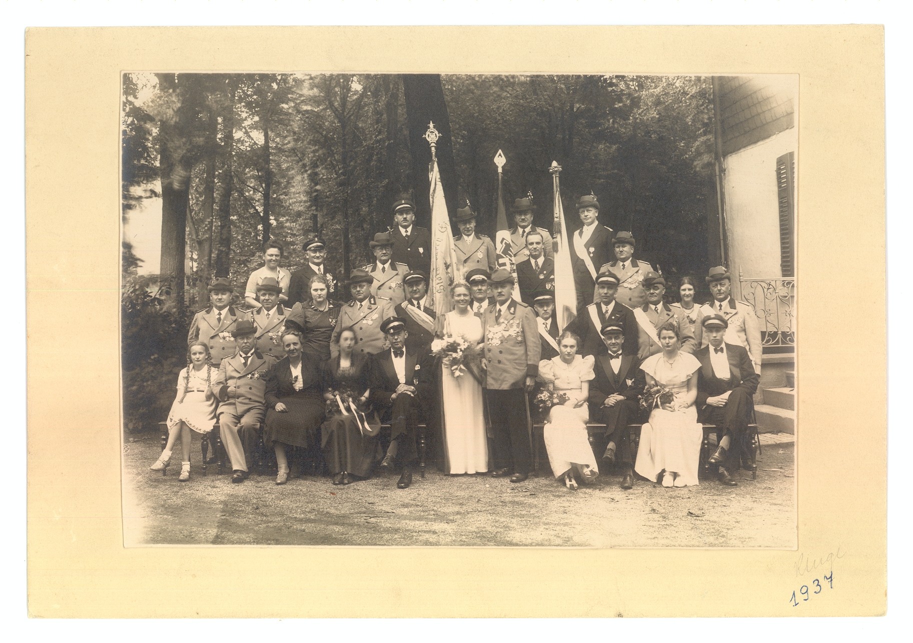 Gruppenfoto & Fotografie mit Hofstaat des Bürger-Schützen-Vereins, 1937 (Hellweg-Museum Unna CC BY-NC-SA)