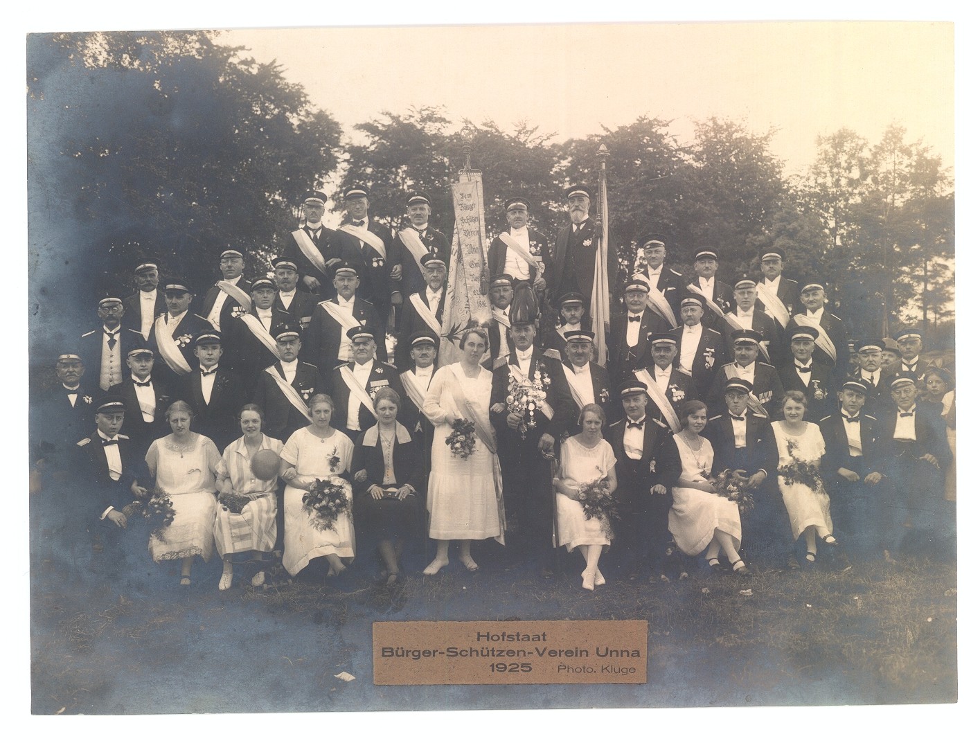 Gruppenfoto & Fotografie mit Hofstaat des Bürger-schützenvereins, 1925 (Hellweg-Museum Unna CC BY-NC-SA)