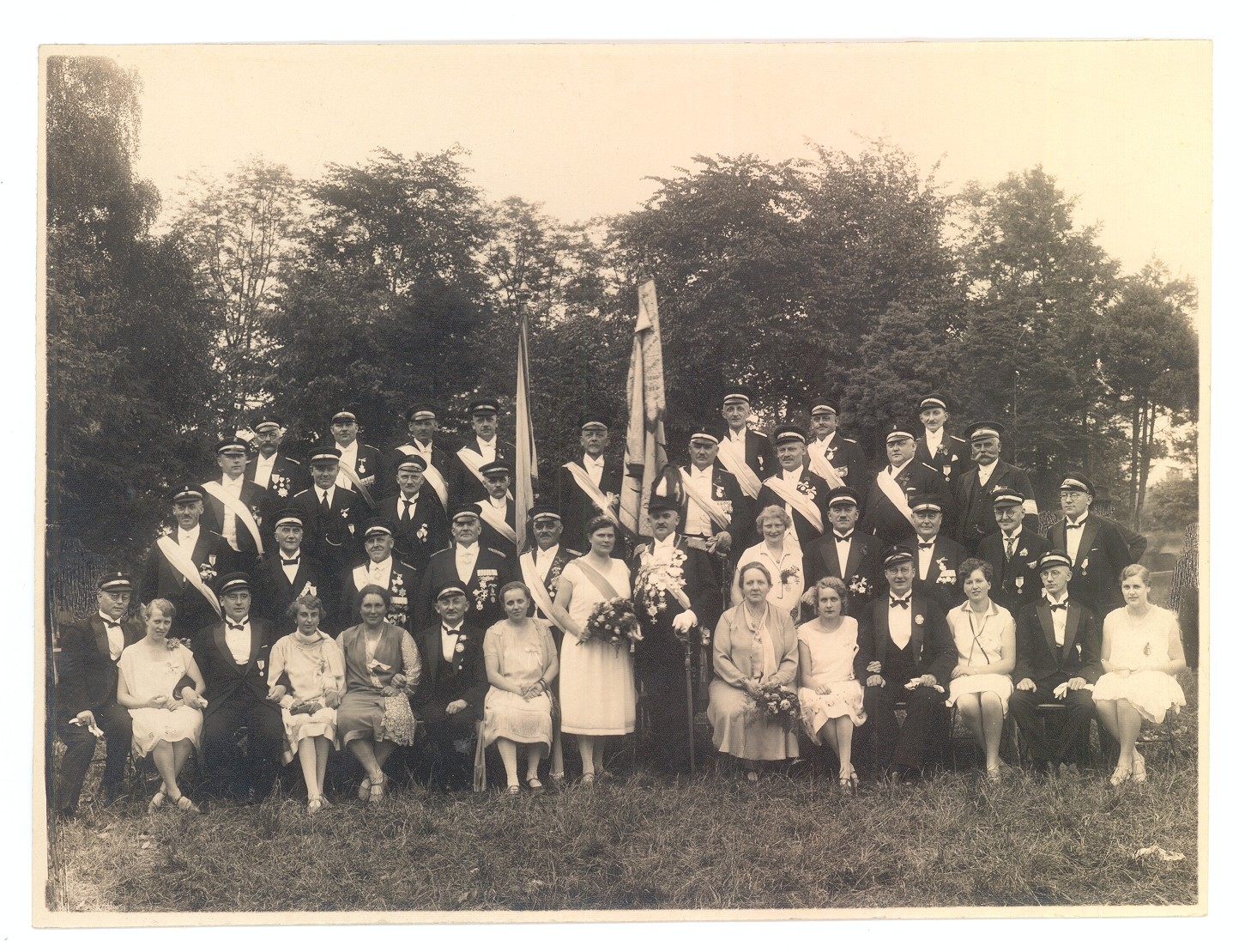 Gruppenfoto & Fotografie mit Hofstaat des Bürger-Schützenvereins, 1928 (Hellweg-Museum Unna CC BY-NC-SA)
