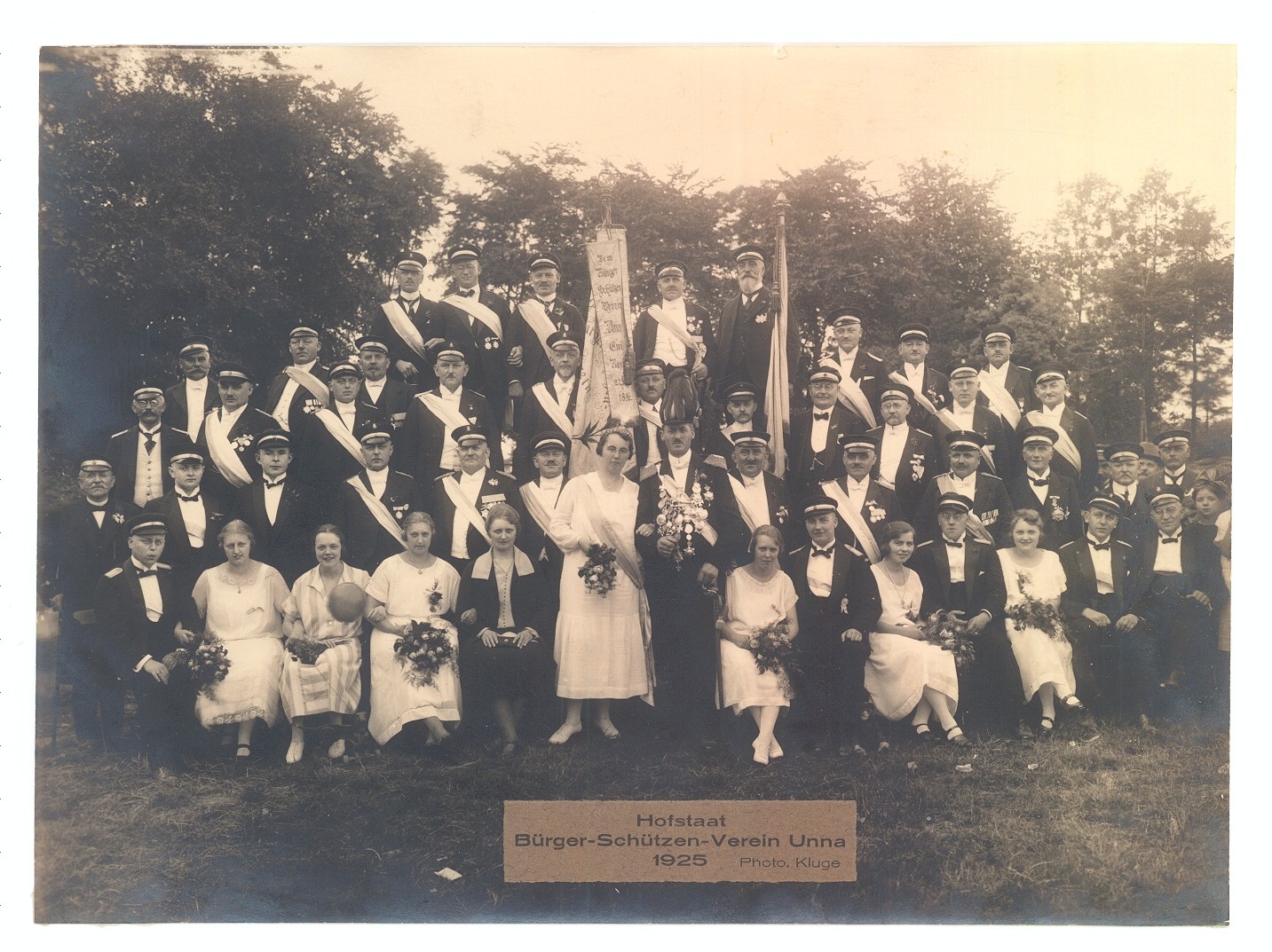 Gruppenfoto & Fotografie mit Hofstatt des Bürger-Schützen-Vereins, 1925 (Hellweg-Museum Unna CC BY-NC-SA)