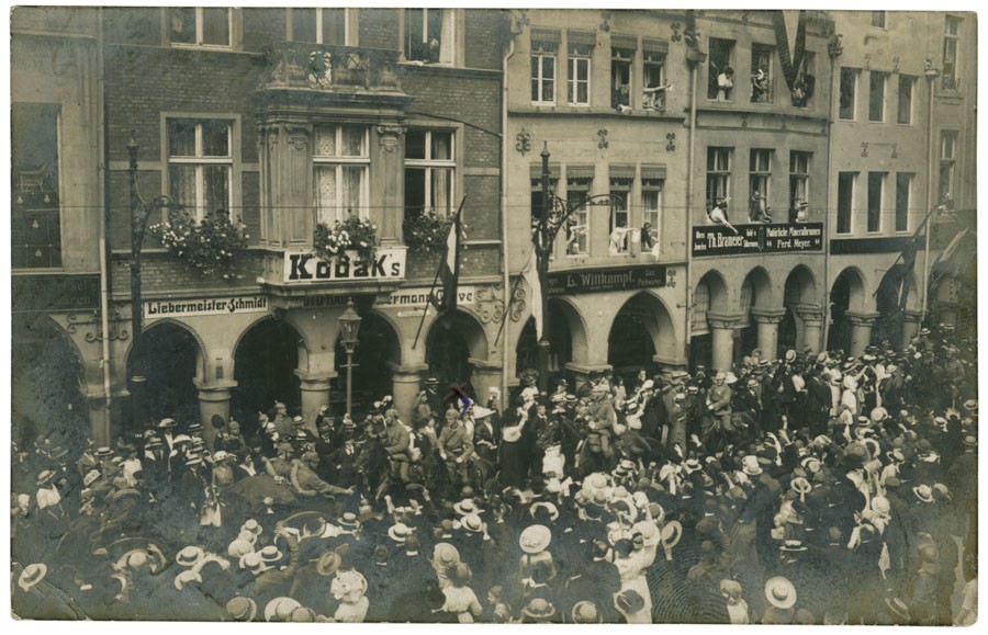 Postkarte: Ausmarsch der Soldaten des Feldartillerie-Regiments in den Ersten Weltkrieg (Stadtmuseum Münster CC BY-NC-SA)