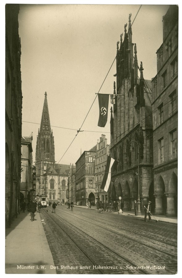Postkarte: Das Rathaus mit Hakenkreu-, schwarz-weiß-roter Reichs- und Reichskriegsflagge (Stadtmuseum Münster CC BY-NC-SA)