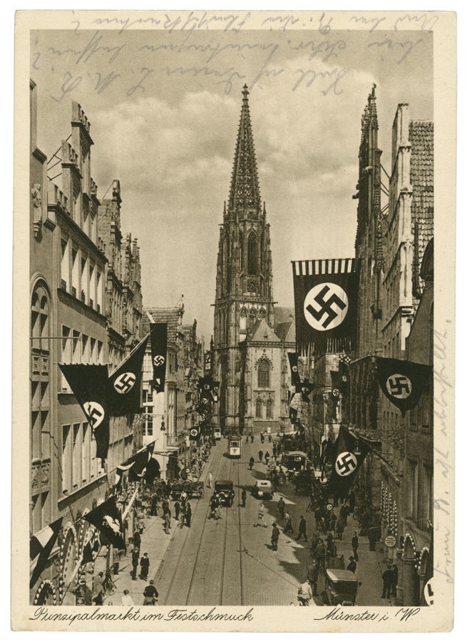Postkarte: Der Prinzipalmarkt mit Hakenkreuz- und Westfalenflagge (Stadtmuseum Münster CC BY-NC-SA)