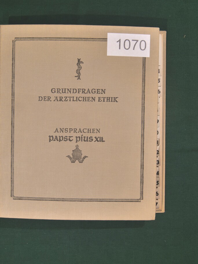 Buch "Grundfragen der ärzlichen Ethik; Ansprachen Papst Pius XII" (Heimatverein Burgsteinfurt CC BY-NC-SA)