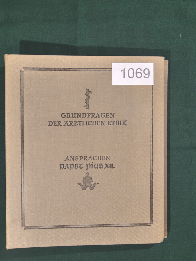 Buch "Grundfragen der ärzlichen Ethik; Ansprachen Papst Pius XII; Bd 2" (Heimatverein Burgsteinfurt CC BY-NC-SA)