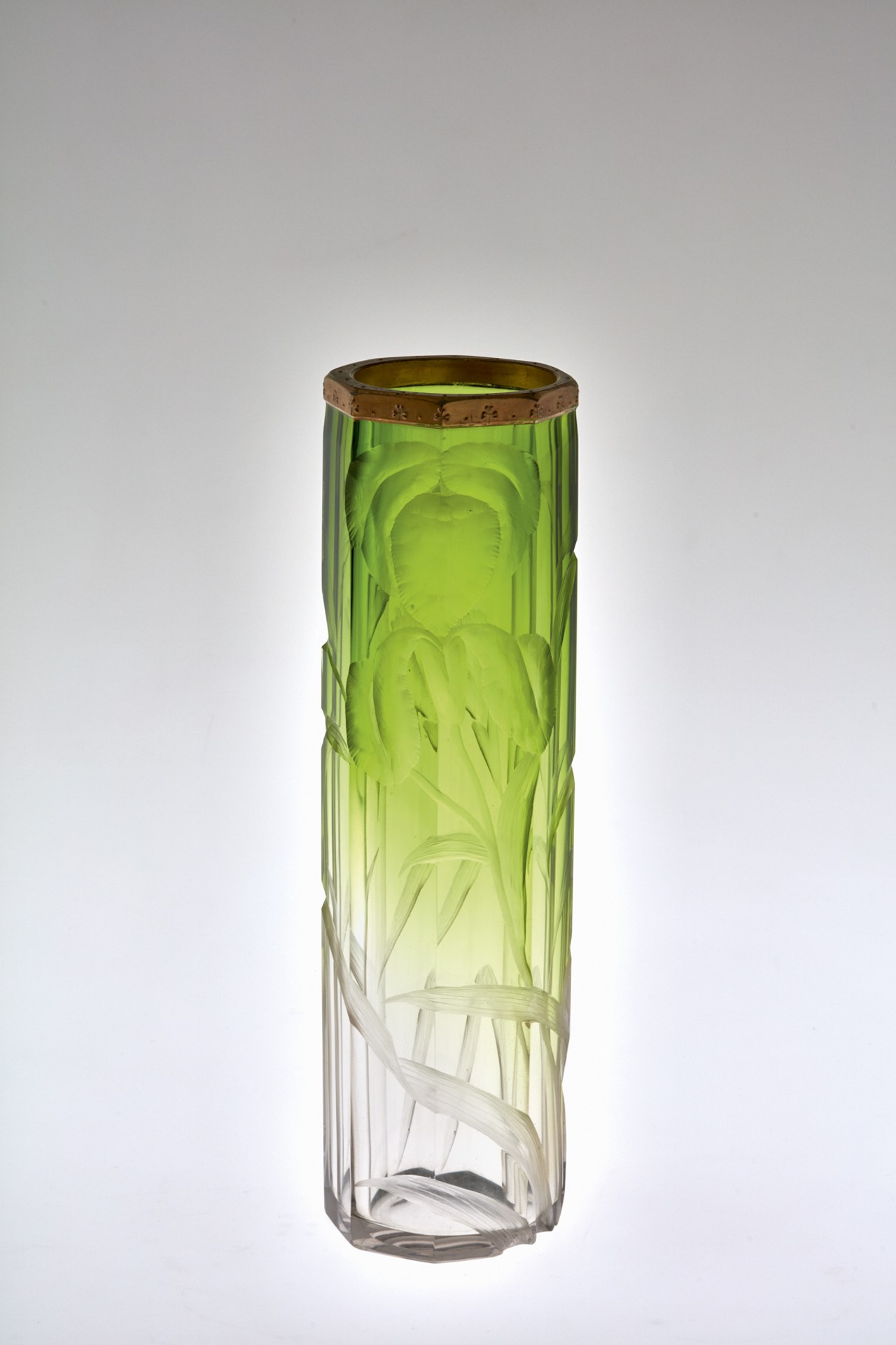 Vase mit Irisdekor (Museum für Kunst und Kulturgeschichte der Stadt Dortmund CC BY-NC-SA)