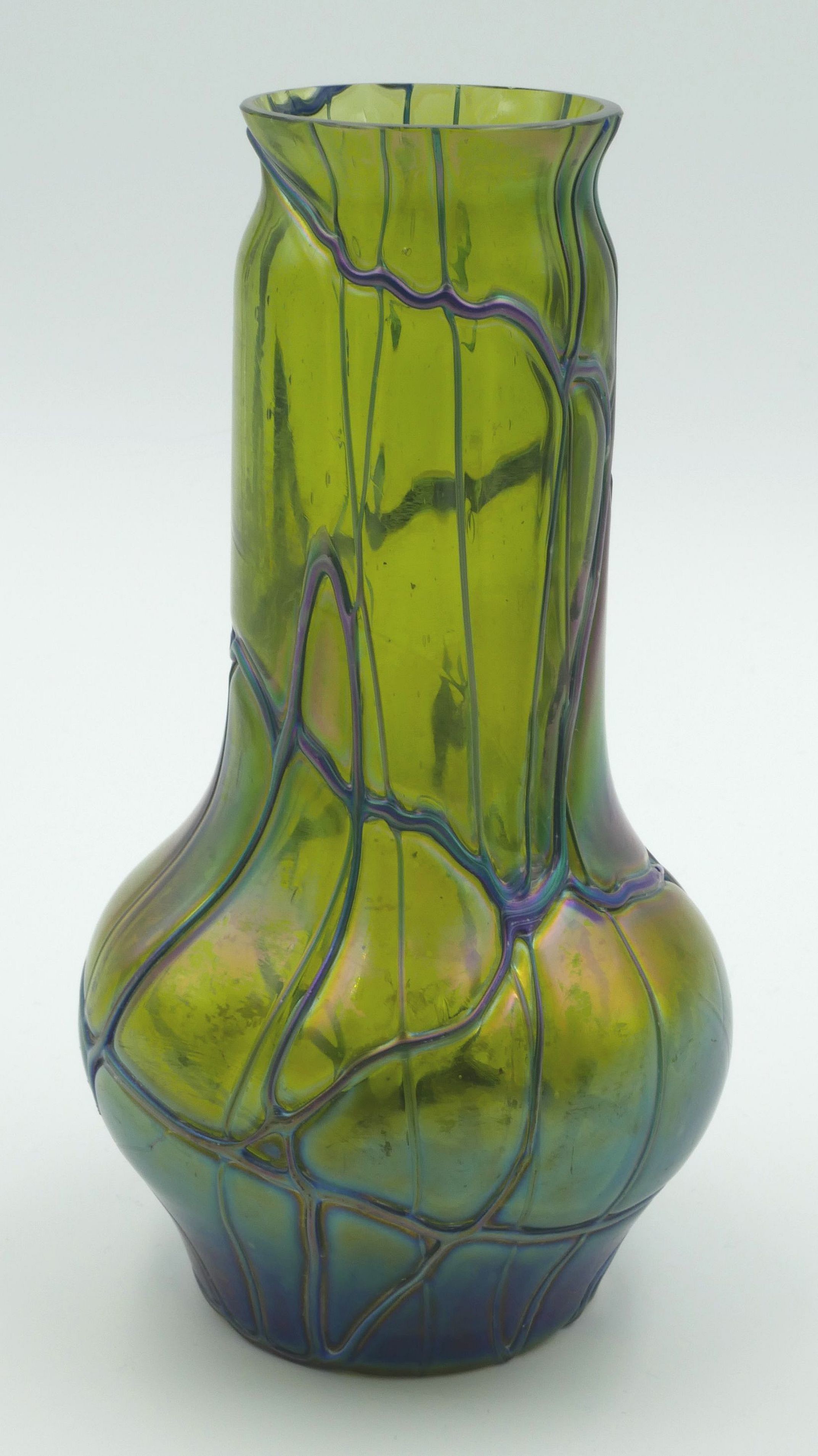 Vase aus grünem GLas (Museum für Kunst und Kulturgeschichte der Stadt Dortmund CC BY-NC-SA)