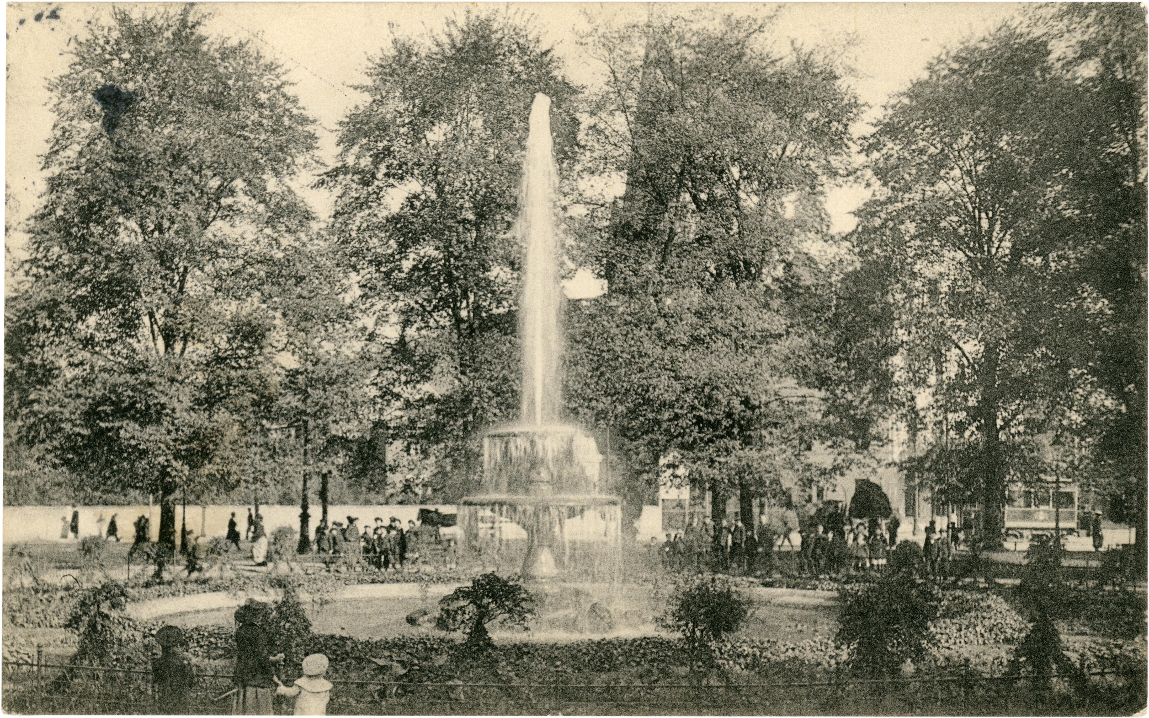 Postkarte: Der ältere Brunnen am Servatiiplatz Richtung Salzstraße (Stadtmuseum Münster CC BY-NC-SA)