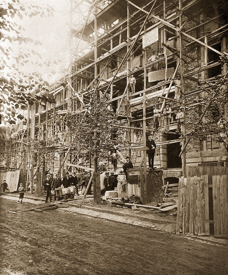 Foto: Errichtung eines Mehrfamilienhauses im Kreuzviertel durch die Baufirma Hermann Borchard (Stadtmuseum Münster CC BY-NC-SA)