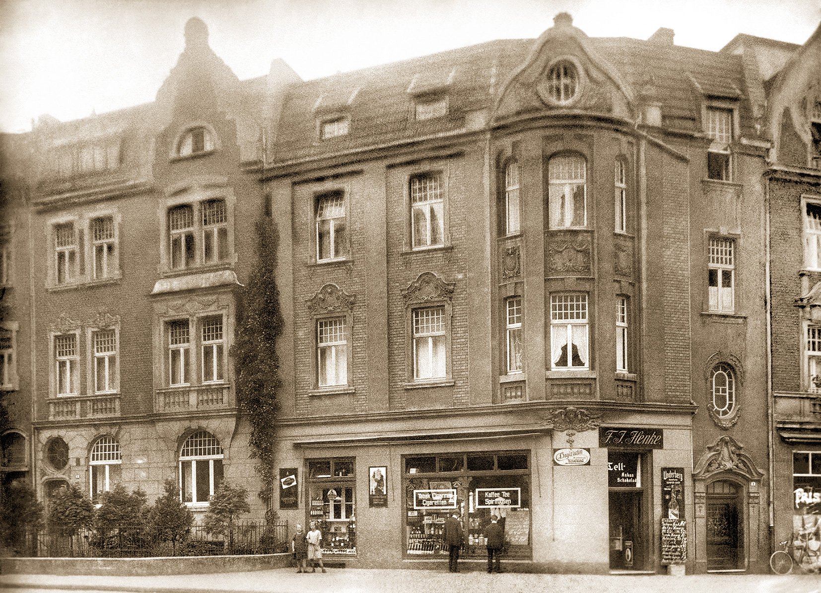 Foto: Wohn- und Geschäftshaus Raesfeldstraße 4 mit der Kolonialwarenhandlung Henke (Stadtmuseum Münster CC BY-NC-SA)