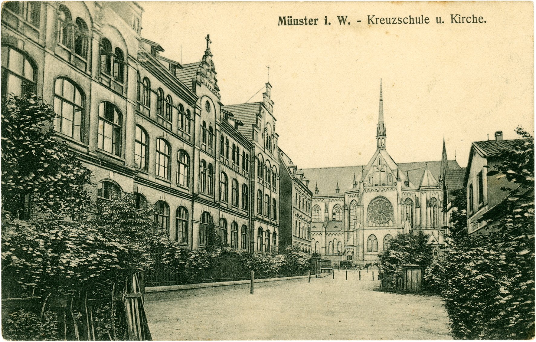 Postkarte: Blick in die Kampstraße in Richtung Kreuzkirche auf die Kreuzschule (Stadtmuseum Münster CC BY-NC-SA)