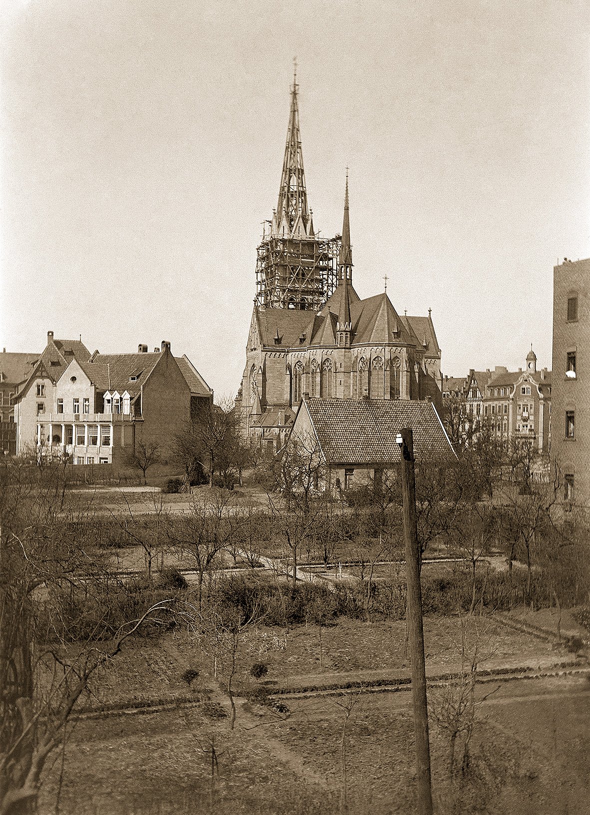 Blick auf Häuser an der Hoyastraße und die Kreuzkirche mit dem noch im Bau befindlichen Turm (Stadtmuseum Münster CC BY-NC-SA)
