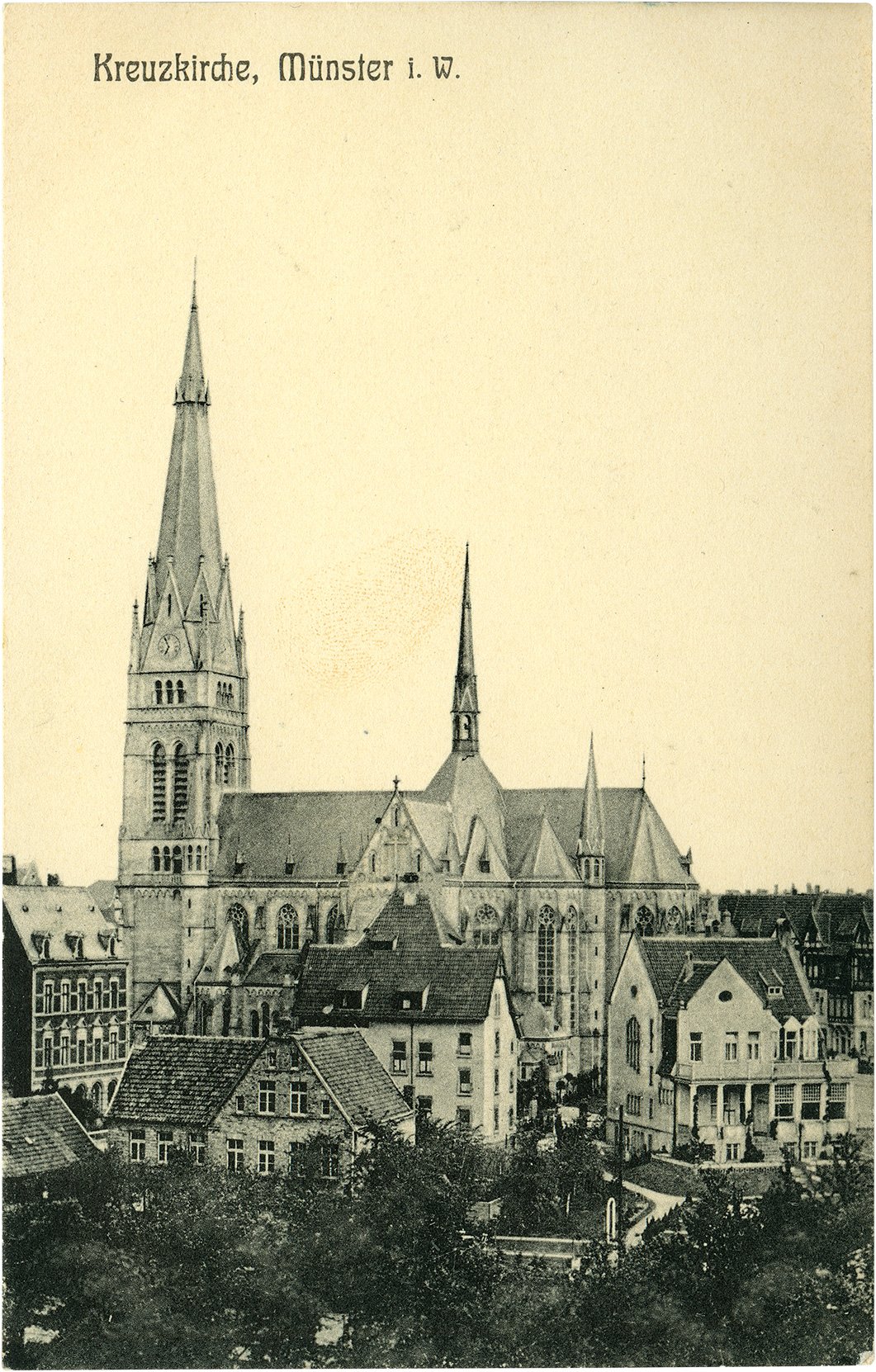 Postkarte: Blick von einem Gebäude an der Rudolf-von-Langen-Straße über Wohnhäuser an der Hoyastraße auf die Kreuzkirche (Stadtmuseum Münster CC BY-NC-SA)