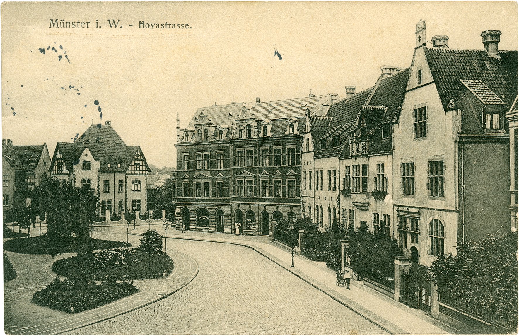 Postkarte: Wohnhäuser Hoyastraße 6–16 mit der Einmündung der Kampstraße (Stadtmuseum Münster CC BY-NC-SA)